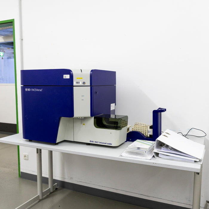 BD FACSVerse – 3-Laser Flow Cytometer with BD FACS Universal Loader
