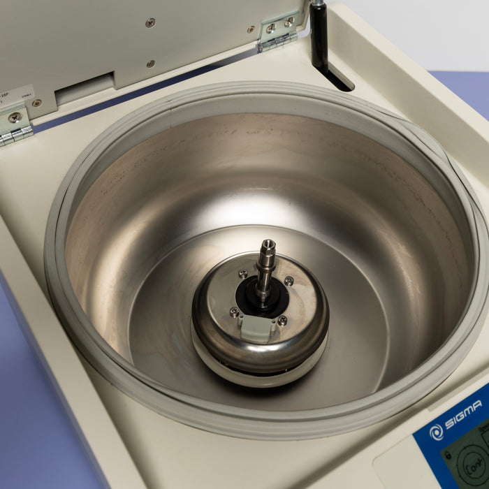 Sigma Zentrifuge 2-16P mit Rotor Ausschwingrotor 11122 + Becher 13222 und Winkelrotor 12148
